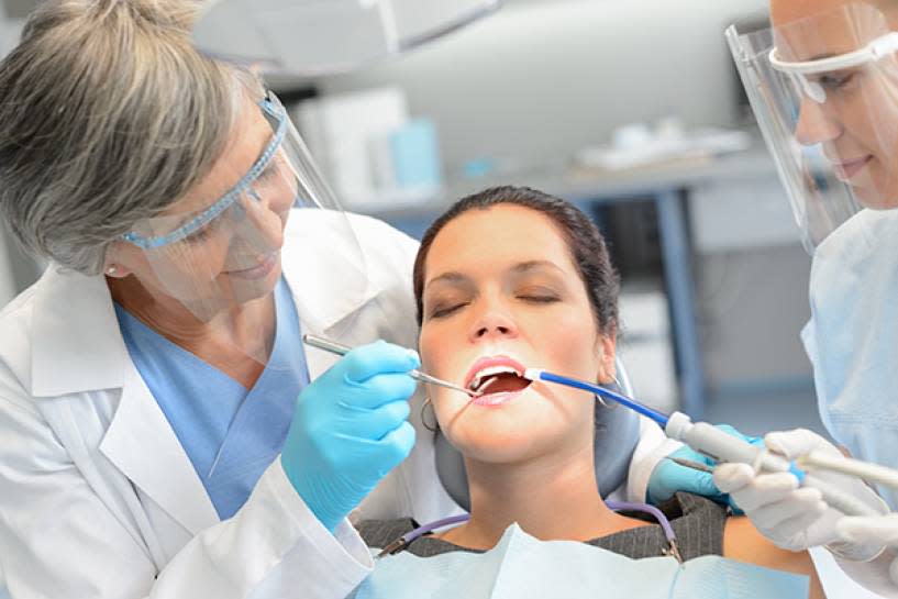 呂睿庭醫師提醒，植牙的醫療糾紛多，民眾應慎選植牙手術，以免治療結果不如預期。（圖／ingimage）
