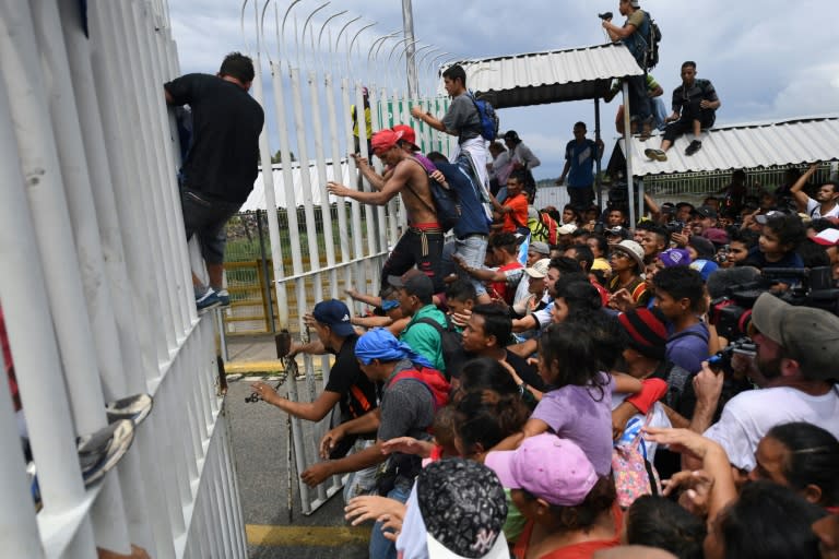 FOTOS | Así rompieron los migrantes el cerco fronterizo para entrar a México