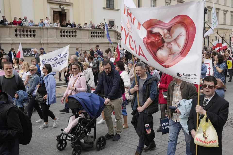 Manifestantes opuestos al aborto marchan en apoyo a toda vida concebida y contra las medidas tomadas por el nuevo gobierno para liberalizar las estrictas normas y permitir la interrupción del embarazo hasta la semana 12 de gestación, el domingo 14 de abril de 2024, en Varsovia, Polonia. (AP Foto/Czarek Sokolowski)