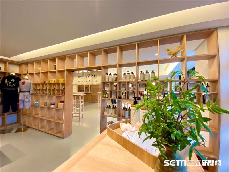 禮品區有販賣館內自有的SPA品牌「Spa Senses」洗沐用品，以及創始於日據時代「大春煉皂」「瓜顏悅色潔顏皂」。（圖／記者馮珮汶攝）