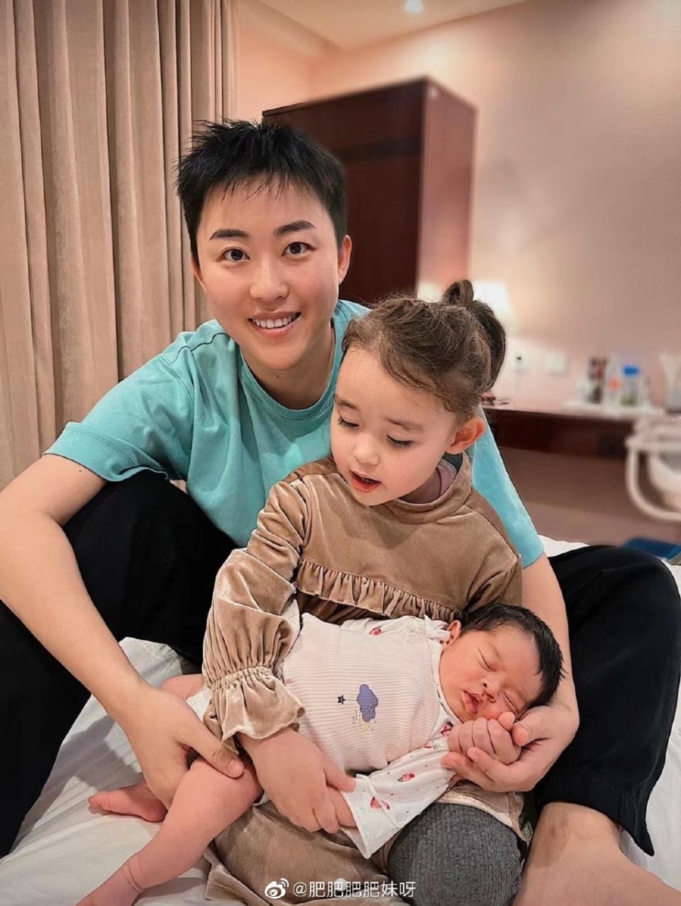 36歲女CEO葉海洋「買精生子」生下2混血女寶。（圖片來源：Weibo@叶海洋Gavin）