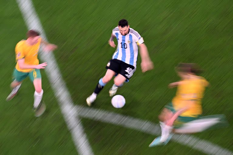 El delantero argentino #10 Lionel Messi corre con el balón durante el partido de fútbol de octavos de final de la Copa Mundial Qatar 2022 entre Argentina y Australia en el estadio Ahmad Bin Ali en Al-Rayyan, al oeste de Doha el 3 de diciembre de 2022. (Foto de Kirill KUDRYAVTSEV / AFP)