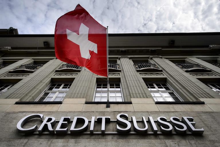 Las acciones de Credit Suisse se desplomaron más de un 14 por ciento el 13 de marzo de 2023 hasta alcanzar un nuevo mínimo histórico, ante la preocupación de los mercados por los bancos europeos tras el colapso del prestamista estadounidense SVB