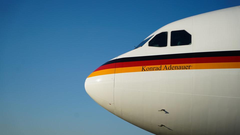 Der Regierungs-Airbus A340 «Konrad Adenauer» steht auf dem Rollfeld des Flughafens Tegel. Die Luftwaffe will ihre Flugbereitschaft bei Personal und Maschinen besser aufstellen. Foto: Jörg Carstensen