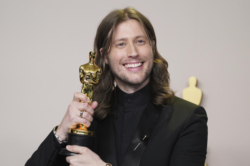 Ludwig Goransson posa en la sala de prensa con el premio a mejor música original por "Oppenheimer" en los Oscar el domingo 10 de marzo de 2024, en el Teatro Dolby en Los Ángeles. (Foto Jordan Strauss/Invision/AP)