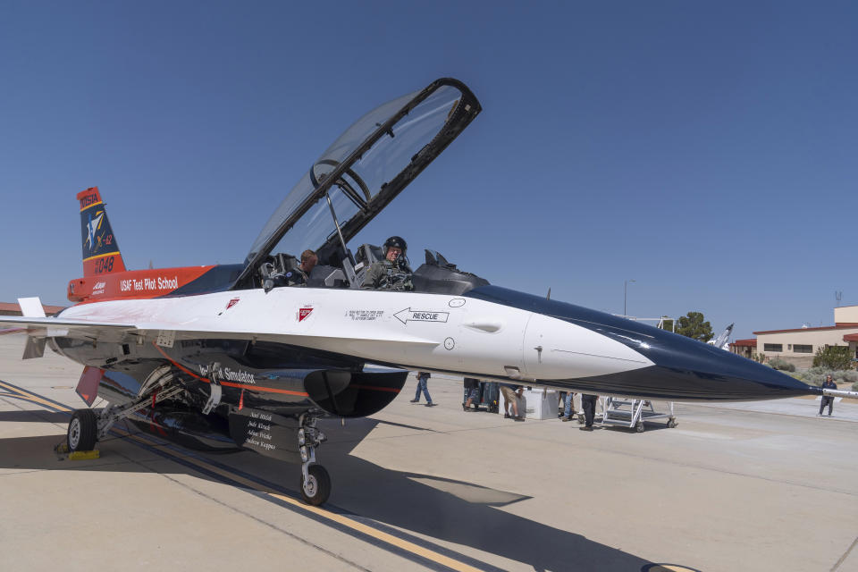 美國空軍部長肯達爾（Frank Kendall）2日在加州愛德華空軍基地（Edwards Air Force Base）測試一架由人工智慧（AI）操控的F-16戰機，並體驗在空中扭轉與盤旋的模擬空戰。（美聯社）