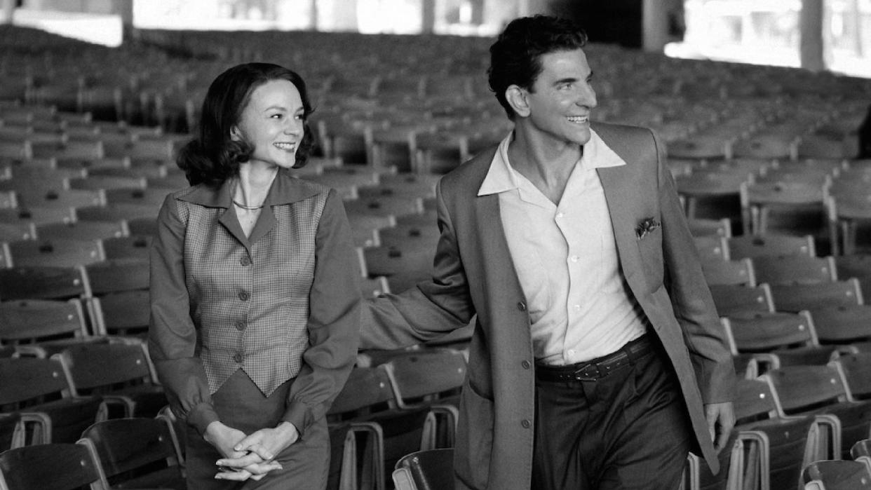  Carey Mulligan as Felicia Montealegre and Bradley Cooper as Leonard Bernstein in Maestro on Netflix 