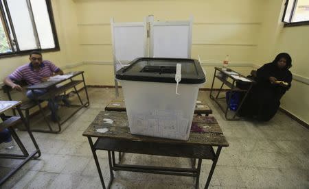 Election officials wait for voters inside a polling station on the second day of voting in the Egyptian election in Cairo, May 27, 2014. REUTERS/Amr Abdallah Dalsh