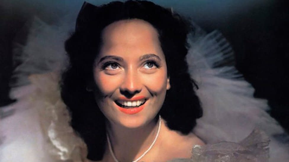 Merle Oberon con un vestido de noche.