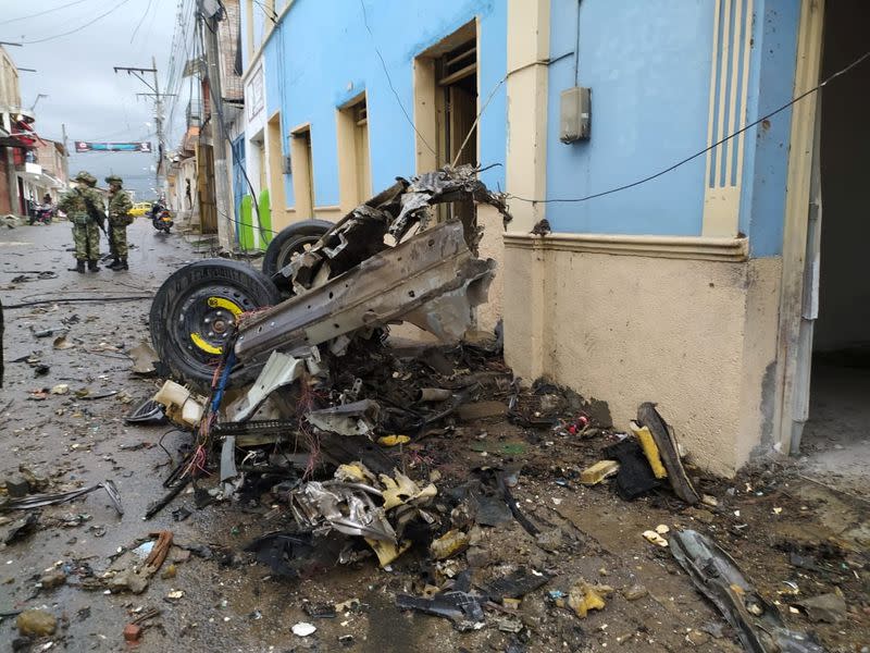 Los escombros se ven después de una explosión de un carro bomba fuera de la oficina de la alcaldía del municipio de Corinto