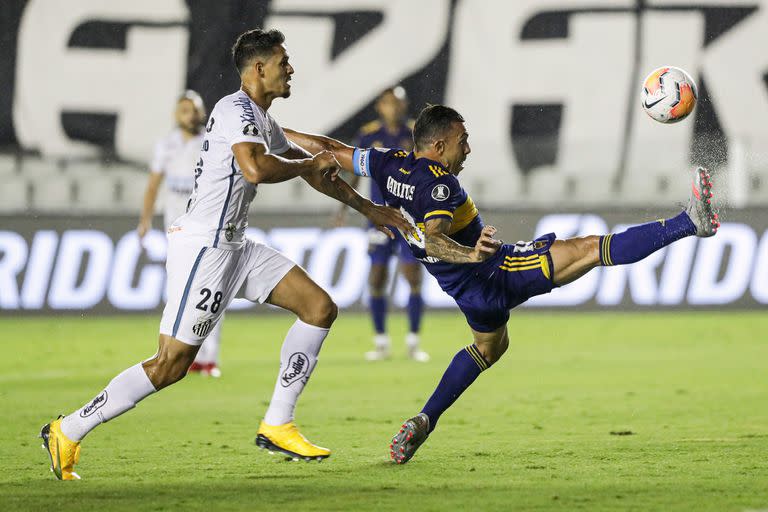 Carlos Tévez lucha por la pelota con Lucas Verissimo durante la semifinal de la Copa Libertadores entre Boca Juniors y Santos.