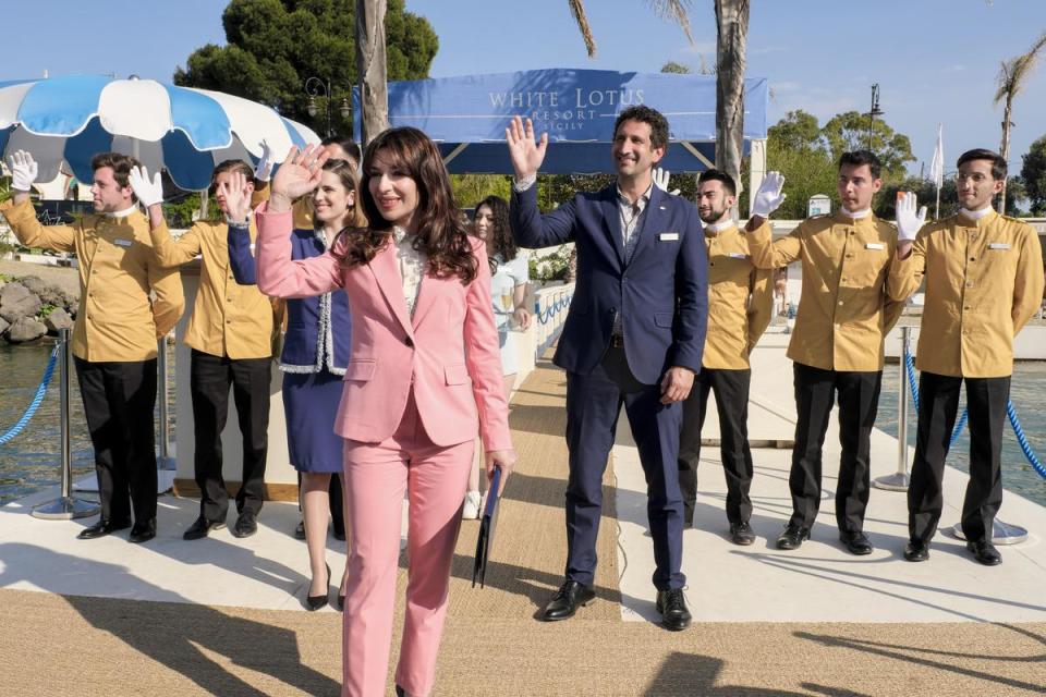 《白蓮花大飯店》第2季移師到義大利西西里島拍攝，證實了「白蓮花」在戲裡是連鎖高級度假村品牌。（HBO GO提供）