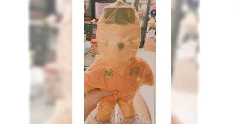 代表羅尚樺的熊玩偶套上特製、用塑膠袋做的「防塵衣」陪伴進產房。（圖／翻攝自instagram）