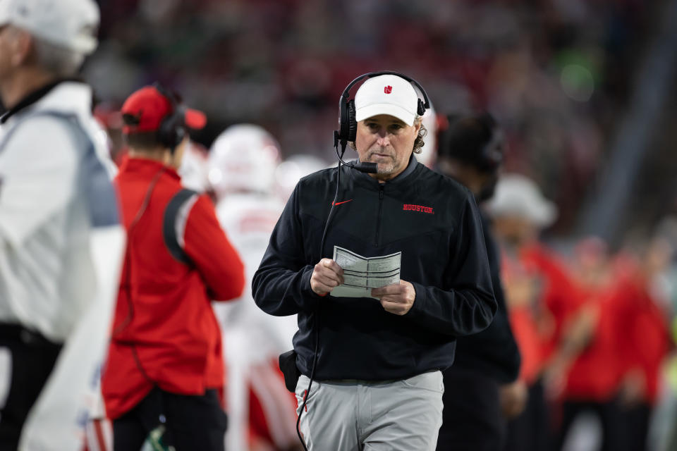 Nov 6, 2021; Tampa, Florida, USA; Houston Cougars head coach Dana Holgorsen reads a playcard during the first half against the <a class="link " href="https://sports.yahoo.com/ncaaf/teams/south-florida/" data-i13n="sec:content-canvas;subsec:anchor_text;elm:context_link" data-ylk="slk:South Florida Bulls;sec:content-canvas;subsec:anchor_text;elm:context_link;itc:0">South Florida Bulls</a> at Raymond James Stadium. Matt Pendleton-USA TODAY Sports
