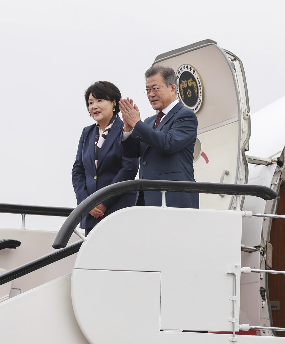 South Korean president Moon Jae-in, right, and first lady Kim Jung-sook leave for Seoul at Samjiyon airport in North Korea, Thursday, Sept. 20, 2018. (Pyongyang Press Corps Pool via AP)