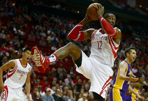 El pívot estadounidense de Rockets, Dwight Howard, captura un rebote durante el partido entre Houston y LA Lakers, disputado en el Toyota Center de la ciudad tejana (sur EEUU), el 7 de noviembre de 2013. (Getty Images North America/AFP | Scott Halleran)