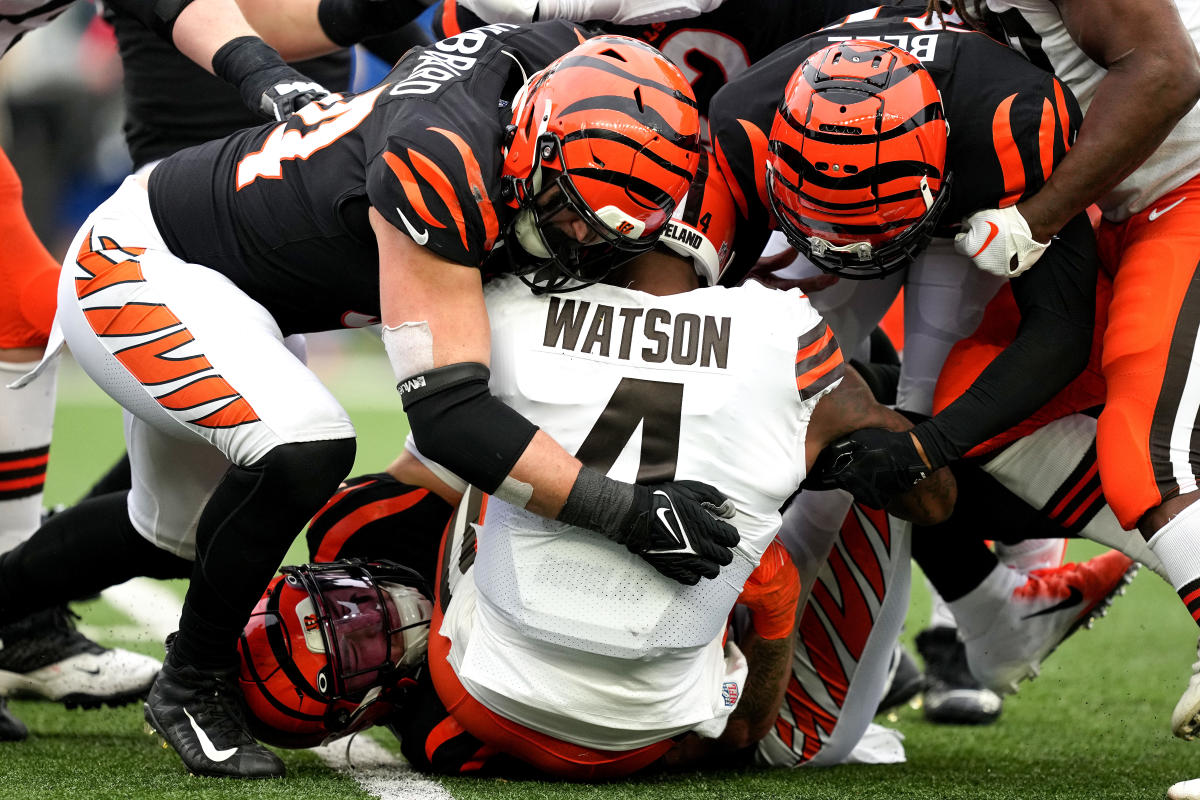 Deshaun Watson runs for TD, Browns bottle up Joe Burrow in 24-3 win over  Bengals in season opener