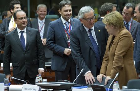 French President Francois Hollande (L), European Commission President Jean Claude Juncker (C) and German Chancellor Angela Merkel attend a European Union leaders extraordinary summit on the migrants crisis, in Brussels, Belgium September 23, 2015. REUTERS/Yves Herman