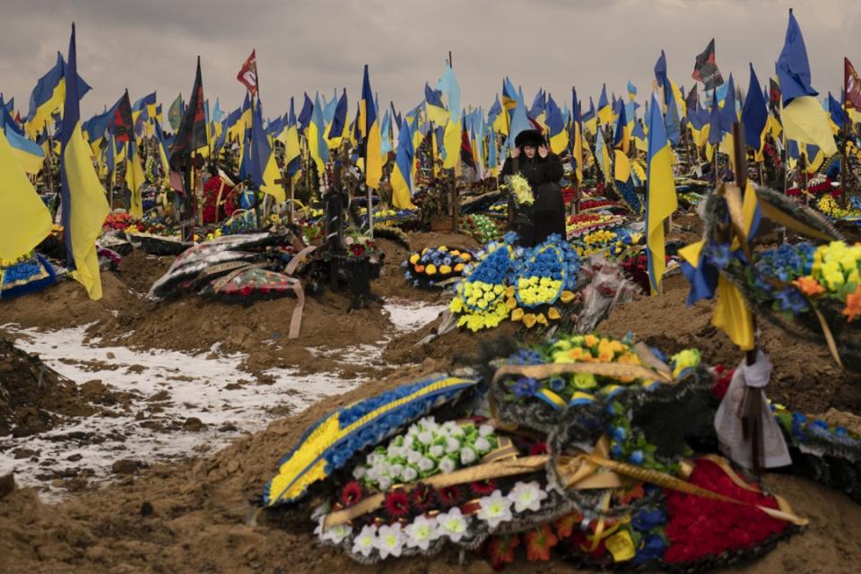 2023年2月16日，烏克蘭哈爾科夫，一名女子在一個陣亡士兵墓地中走過。