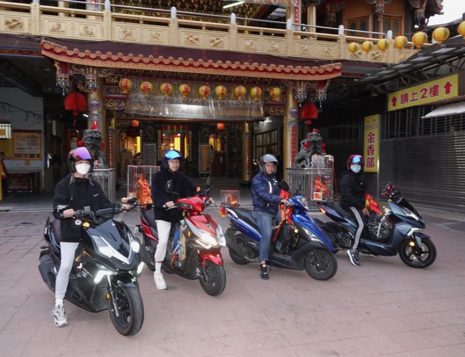 來自桃園龍潭的四位年輕人，騎歐兜麥載著神明環島旅遊，昨天來到台南。（記者陳俊文攝）