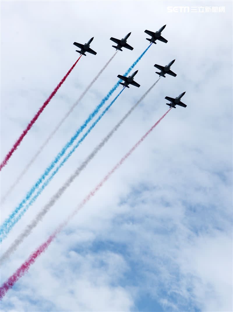 雙十國慶國軍展開空中全兵力預演，五架雷虎小組教練機施放藍白紅彩煙飛越總統府上空。（圖/記者邱榮吉攝影）