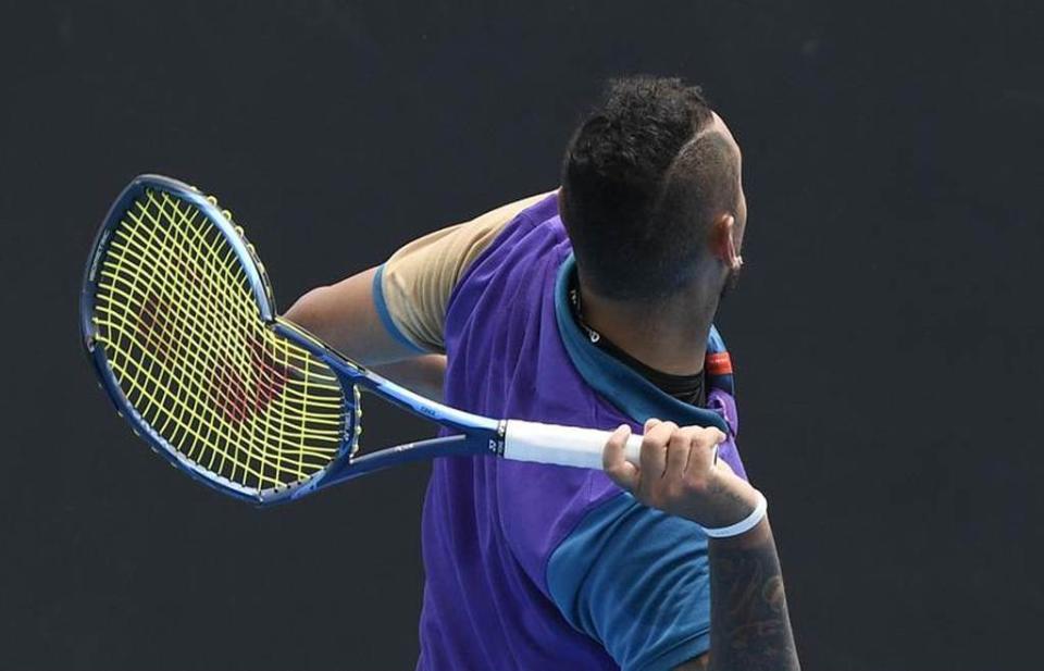 基瑞歐斯在澳網熱身賽因為膝傷不舒服，憤怒砸爛球拍。（美聯社）