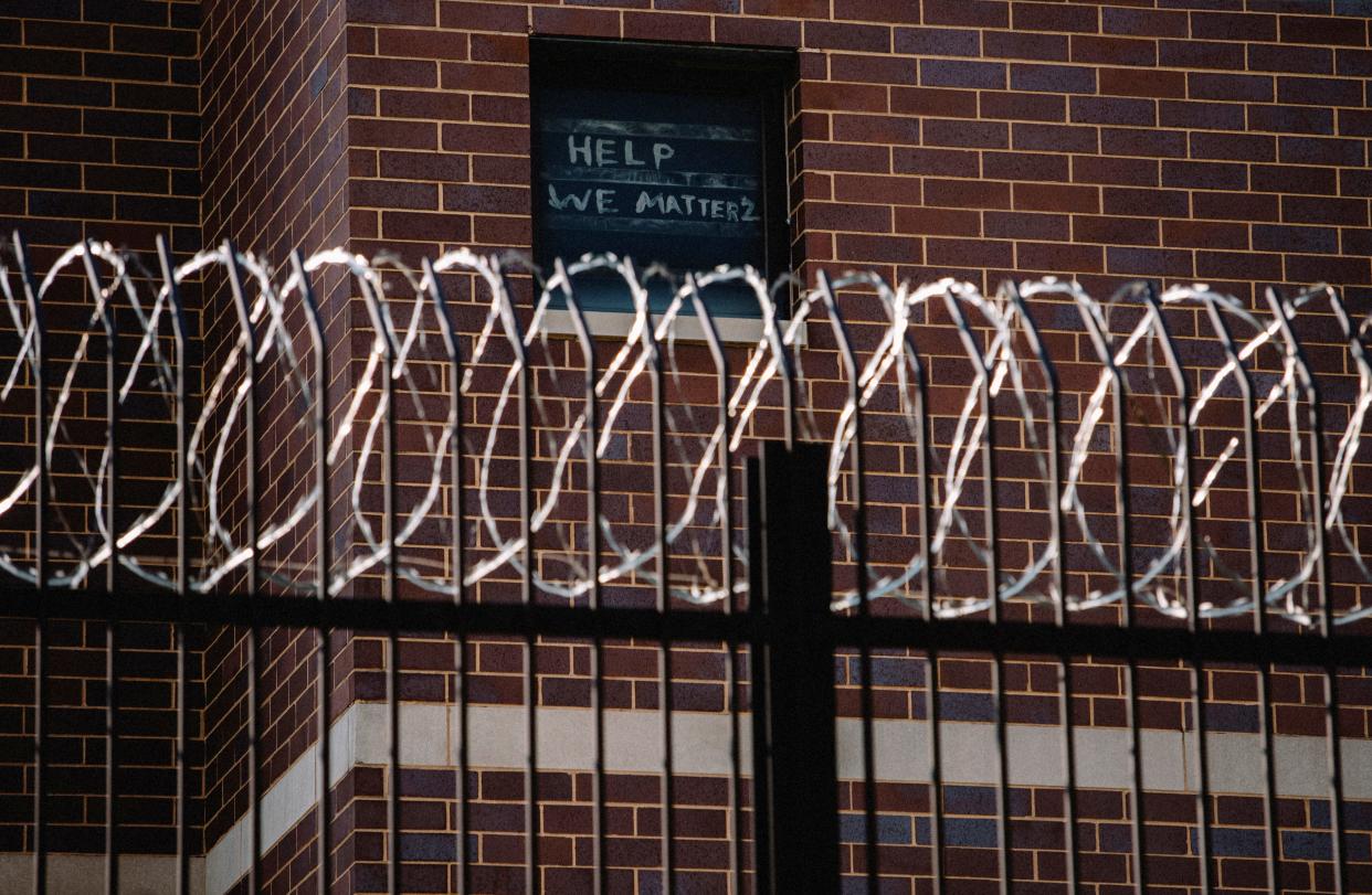 Prisoners in Chicago's Cook County Jail plead for help by posting a sign in window. (Jim Vondruska / Reuters)