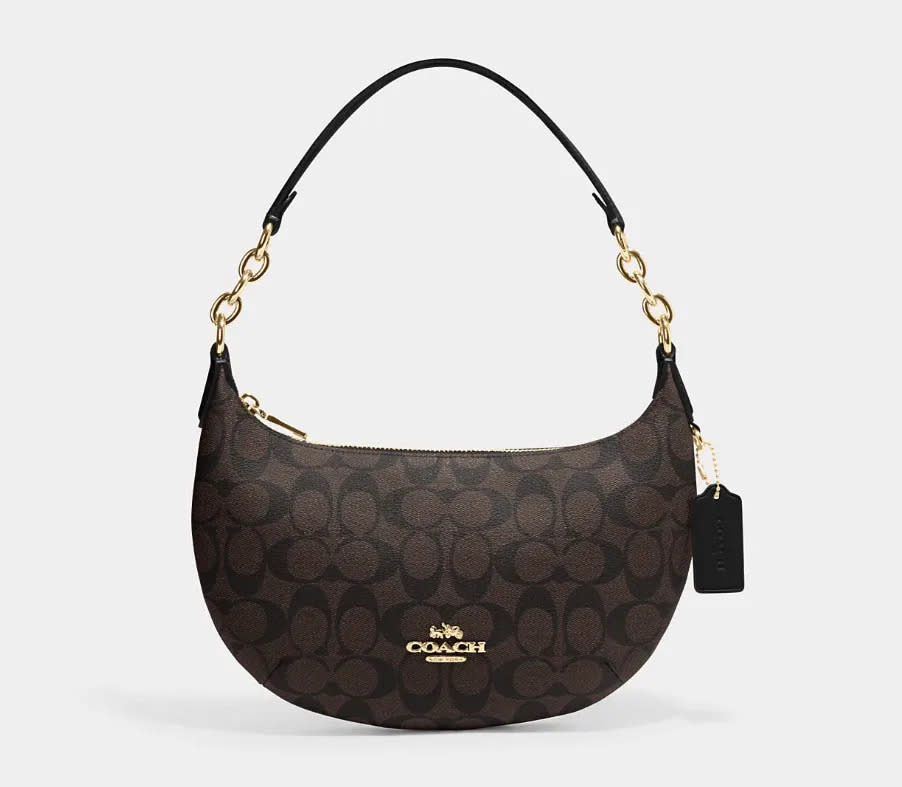 Bolso hobo Payton en lona con el monograma de la marca. Imagen vía Coach Outlet.