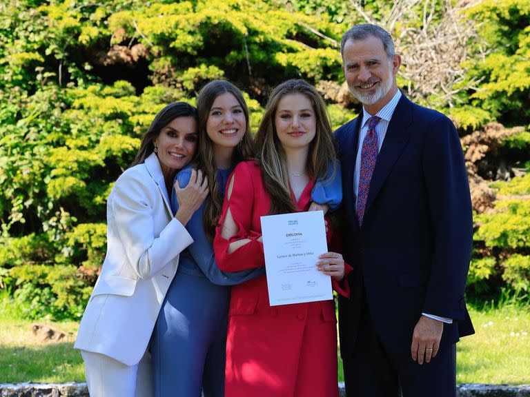 La princesa Leonor posa junto a Letizia, Felipe VI y la infanta Sofía durante su ceremonia de graduación