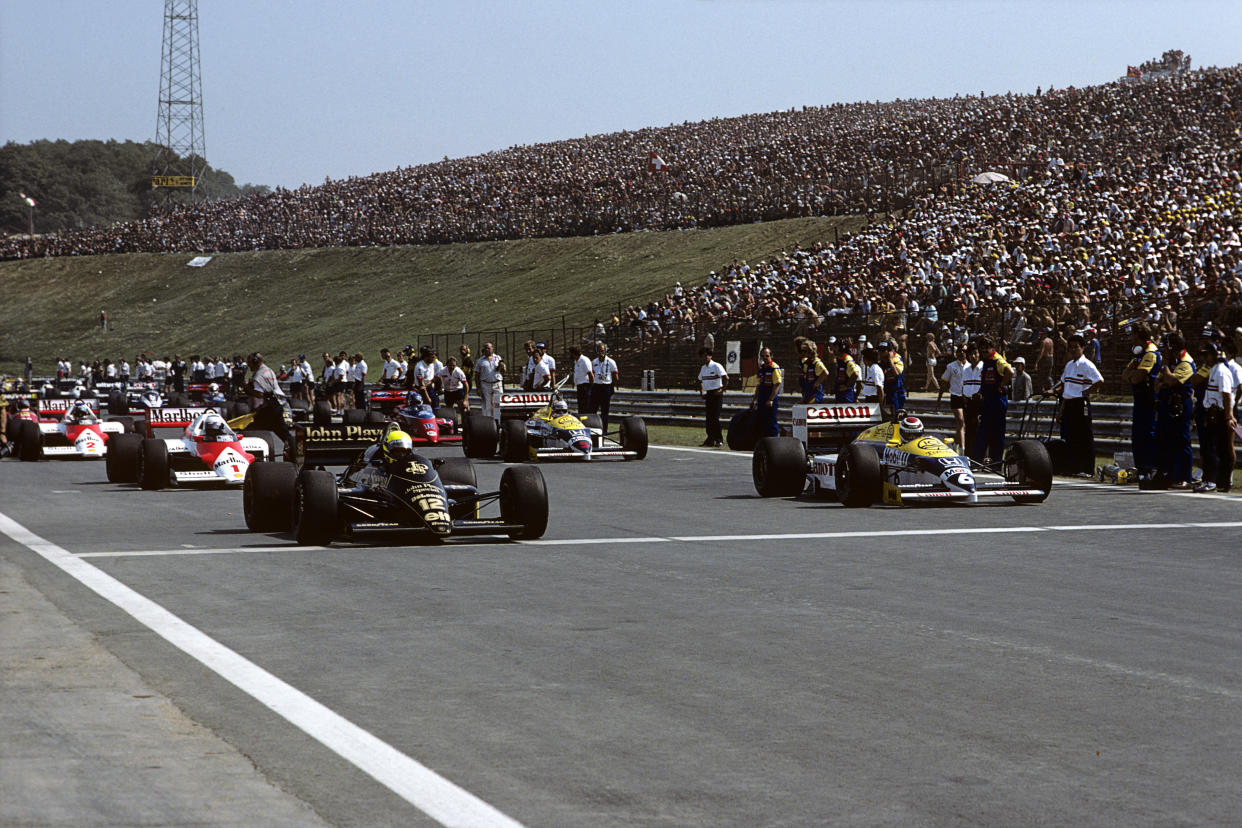 Ayrton Senna y Nelson Piquet en la parrilla de salida del Gran Premio de Hungría de la Fórmula 1, Hungaroring, disputado el 10 de agosto de 1986. El Lotus-Renault de Senna en la pole position, compartiendo la primera fila del con el Williams de Piquet (Foto: Paul-Henri Cahier/Getty Images)