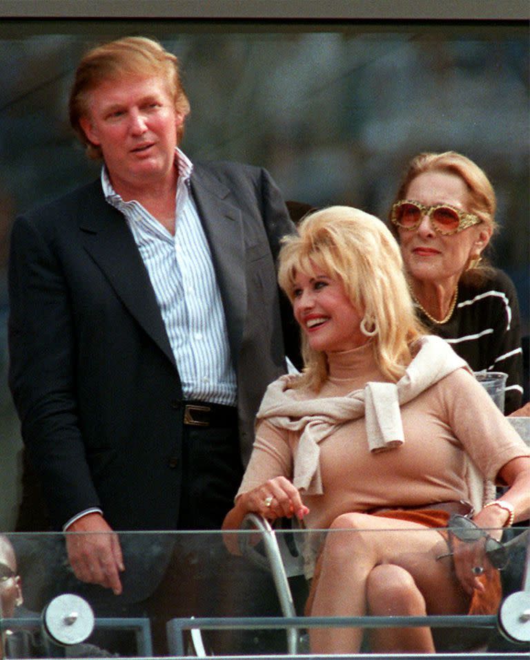 Donald Trump e Ivana Trump, en el US Open, en 1997, cuando ya no eran pareja. (AP Photo/Rusty Kennedy, File)