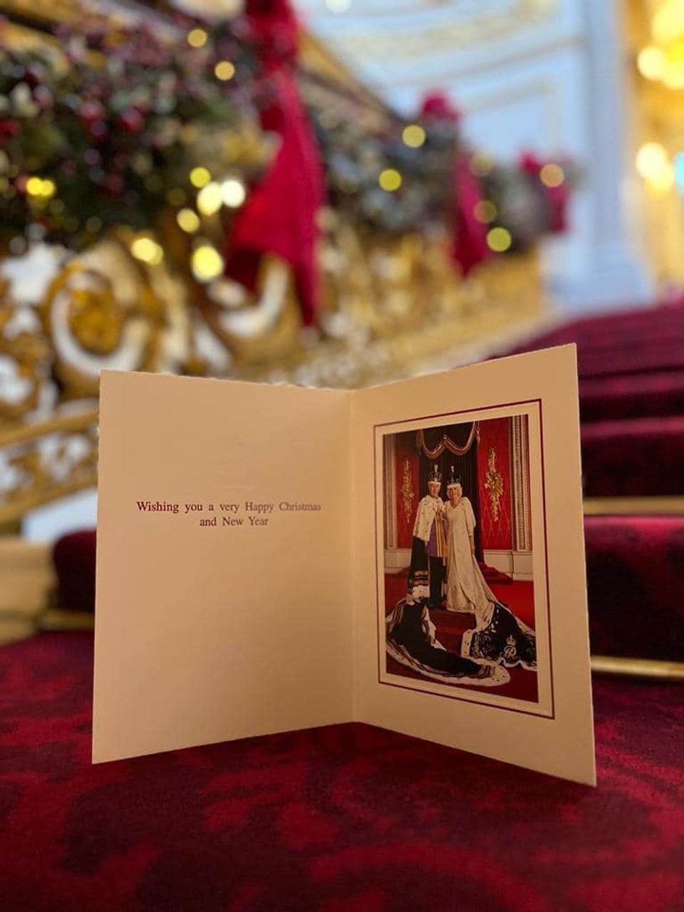 查爾斯三世與王后卡蜜拉的耶誕卡照片，是5月加冕禮當天所拍攝。（翻攝The Royal Family臉書）