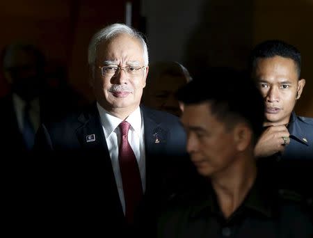 Malaysia's Prime Minister Najib Razak (L), with his bodyguards, leaves parliament in Kuala Lumpur, Malaysia, January 26, 2016. REUTERS/Olivia Harris