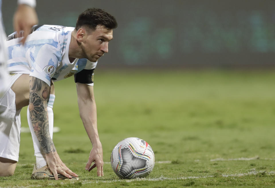 Lionel Messi, de la selección de Argentina, coloca el balón para ejecutar un tiro libre ante Ecuador, el sábado 3 de julio de 2021, en un partido de la Copa América disputado en Goiania, Brasil (AP Foto/Andre Penner)