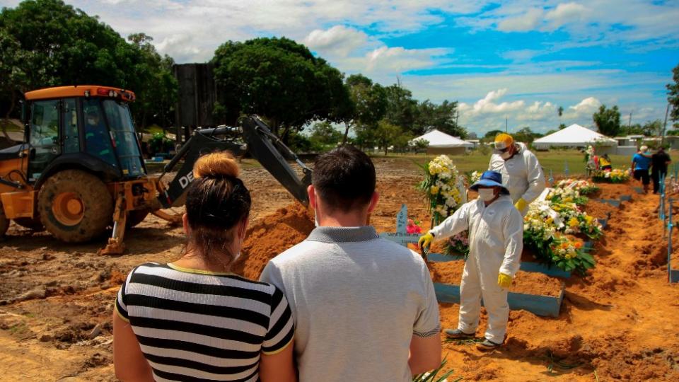 Familiares durante el funeral de una víctima de covid en Manaos