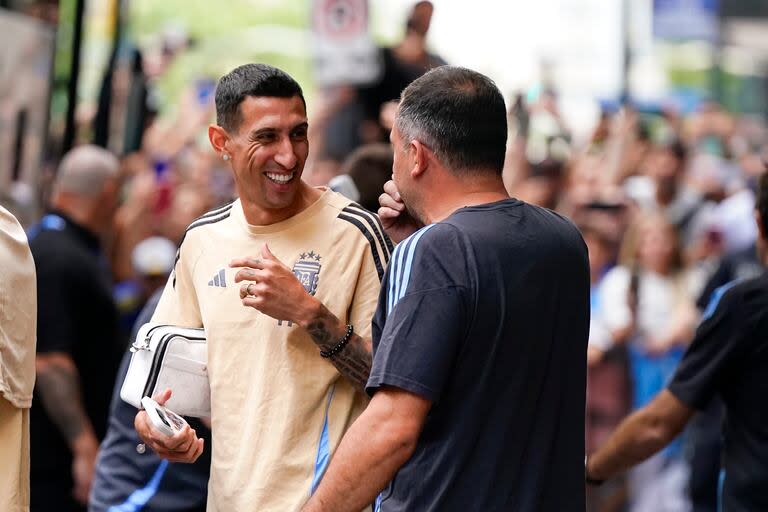 Todo sonrisas para Ángel Di María, antes de partir hacia un entrenamiento en el Kennesaw University State Fifth Third Bank Stadium