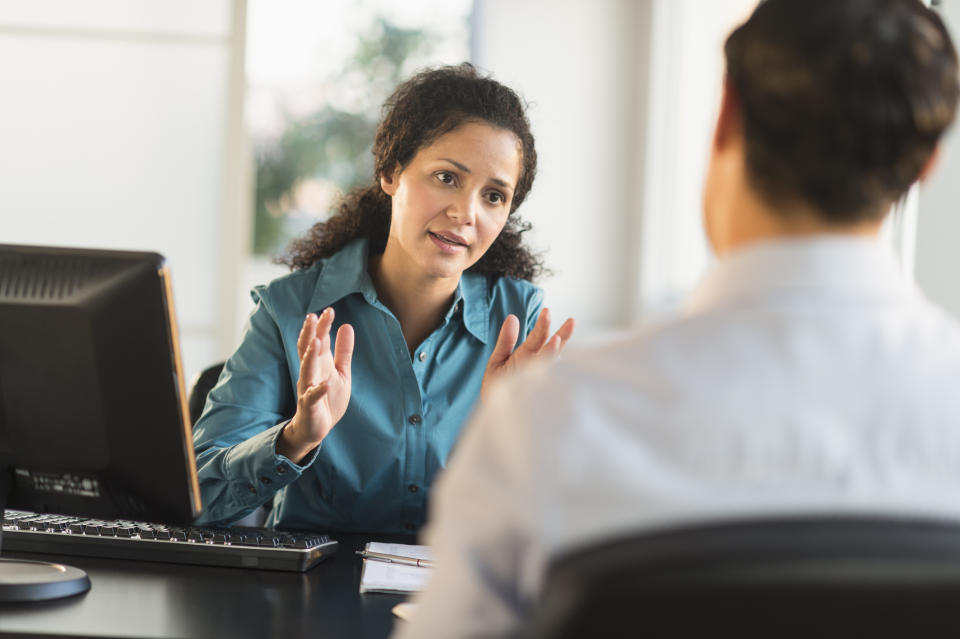 <p>Certes, le recruteur doit prendre la parole pour présenter le poste et ses missions, mais il faut laisser le candidat s’exprimer, poser des questions, ce qui permet également de cerner sa personnalité et sa faculté d’adaptation.</p>