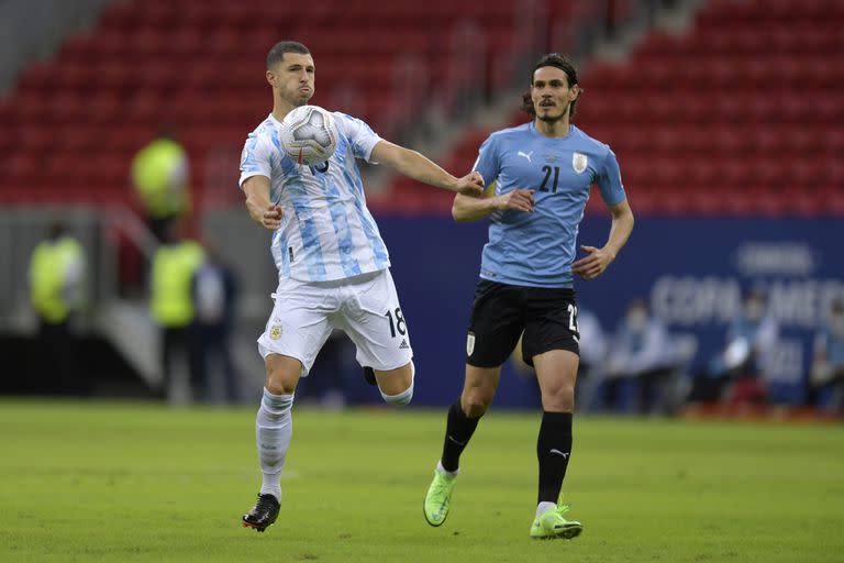 Edinson Cavani ante Guido Rodriguez, en un duelo entre la selección argentina y la uruguaya