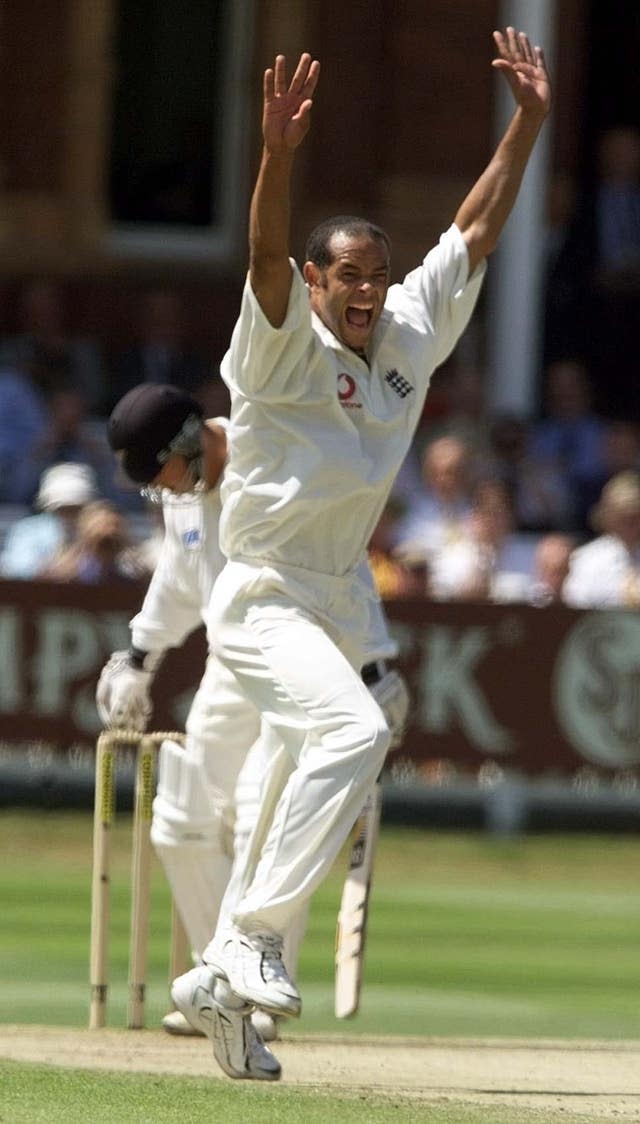 England’s Dean Headley successfully appeals for the wicket of New Zealand's Matthew Bell