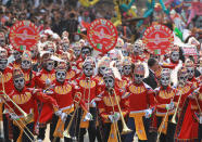 <p>Vista de Catrinas (esqueletos femeninos) y calaveras hoy, sábado 28 de octubre de 2017, en el desfile con motivo del Día de Muertos celebrado en Ciudad de México (México). Catrinas, calaveras y carros alegóricos se tomaron hoy las calles de la Ciudad de México en el desfile con motivo del Día de Muertos, que este año dedicó un espacio a homenajear a las víctimas del terremoto del 19 de septiembre, así como a los voluntarios que ofrecieron su ayuda. EFE/Mario Guzmán </p>