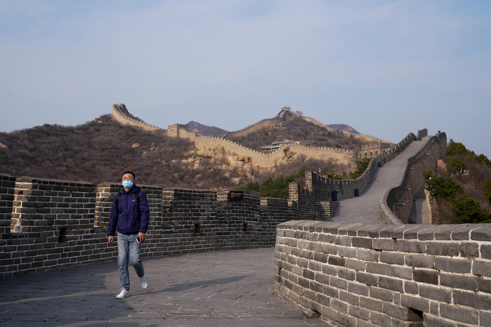 Un hombre con mascarilla pasea por una casi vacía Gran Muralla China el 24 de marzo. (Foto: Lintao Zhang / Getty Images).