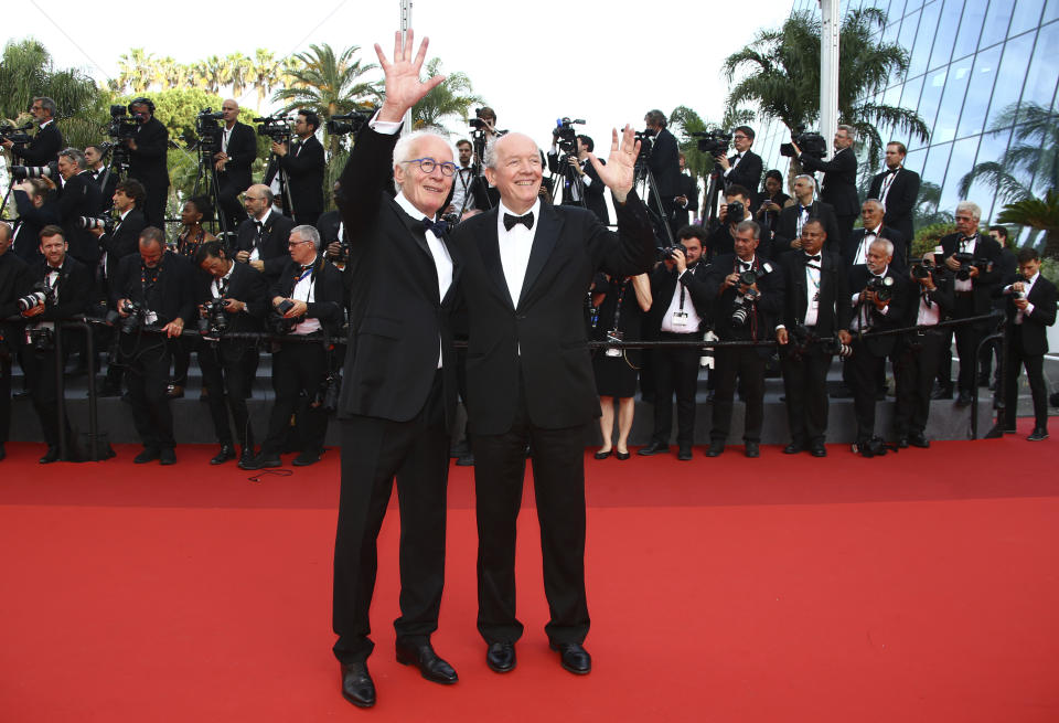 Jean-Pierre Dardenne, izquierda, y Luc Dardenne posan al llegar a la ceremonia de premios de la 75a edición del Festival Internacional de Cine de Cannes, en el sur de Francia, el sábado 28 de mayo de 2022. (Foto por Joel C Ryan/Invision/AP)