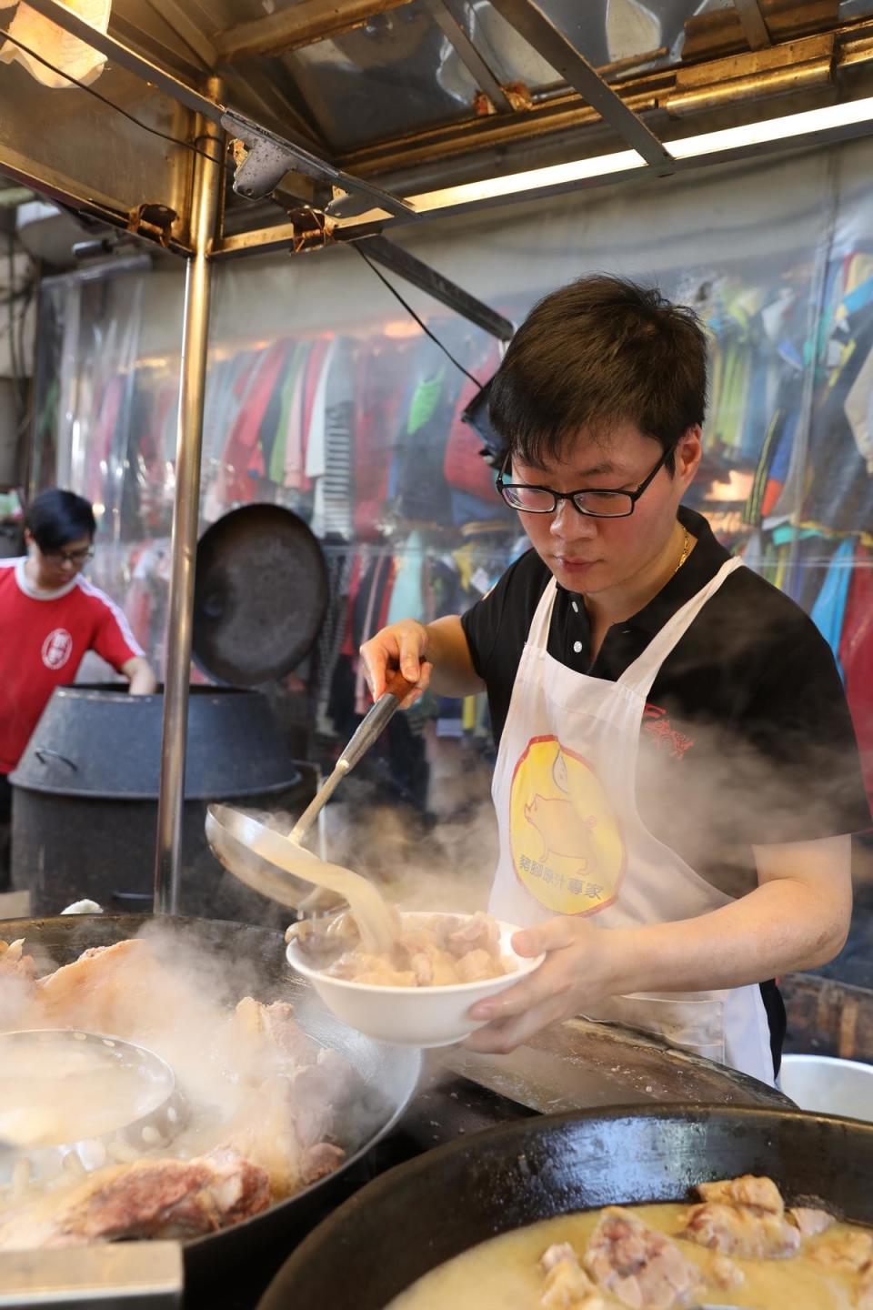 紀家強調用豬骨熬出濃稠白湯，豬腳的油脂幾乎都被溶在湯裡，吃來不膩口。