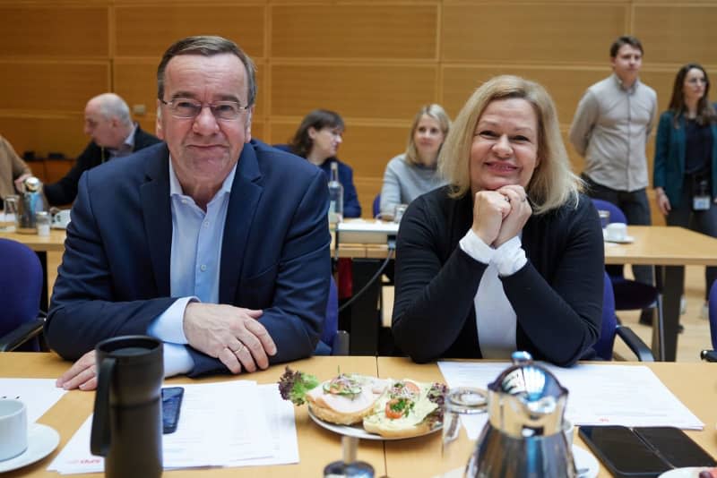 Der deutsche Verteidigungsminister Boris Pistorius (l.) und die deutsche Innenministerin Nancy Fesser nehmen an einer nichtöffentlichen Sitzung des SPD-Vorstands im Willy-Brand-Haus teil.  Jörg Carstensen/dpa