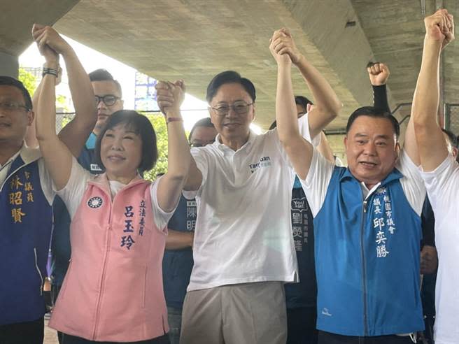 國民黨桃園市長參選人張善政合體呂玉玲、邱奕勝，緊握雙手喊凍蒜加油。(呂筱蟬攝)