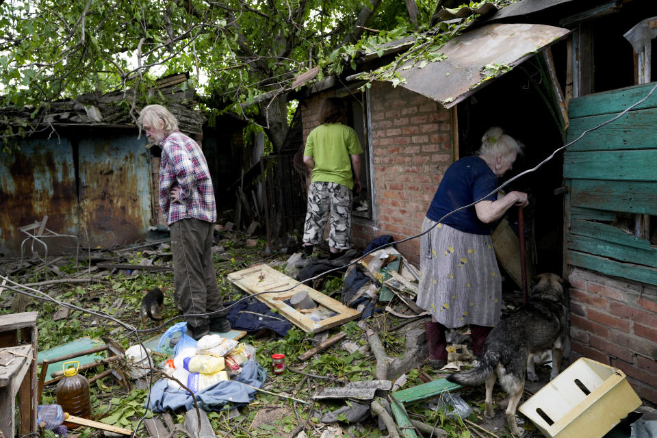Anwohner bergen Habseligkeiten aus ihrem zerstörten Haus. (Bild: dpa)