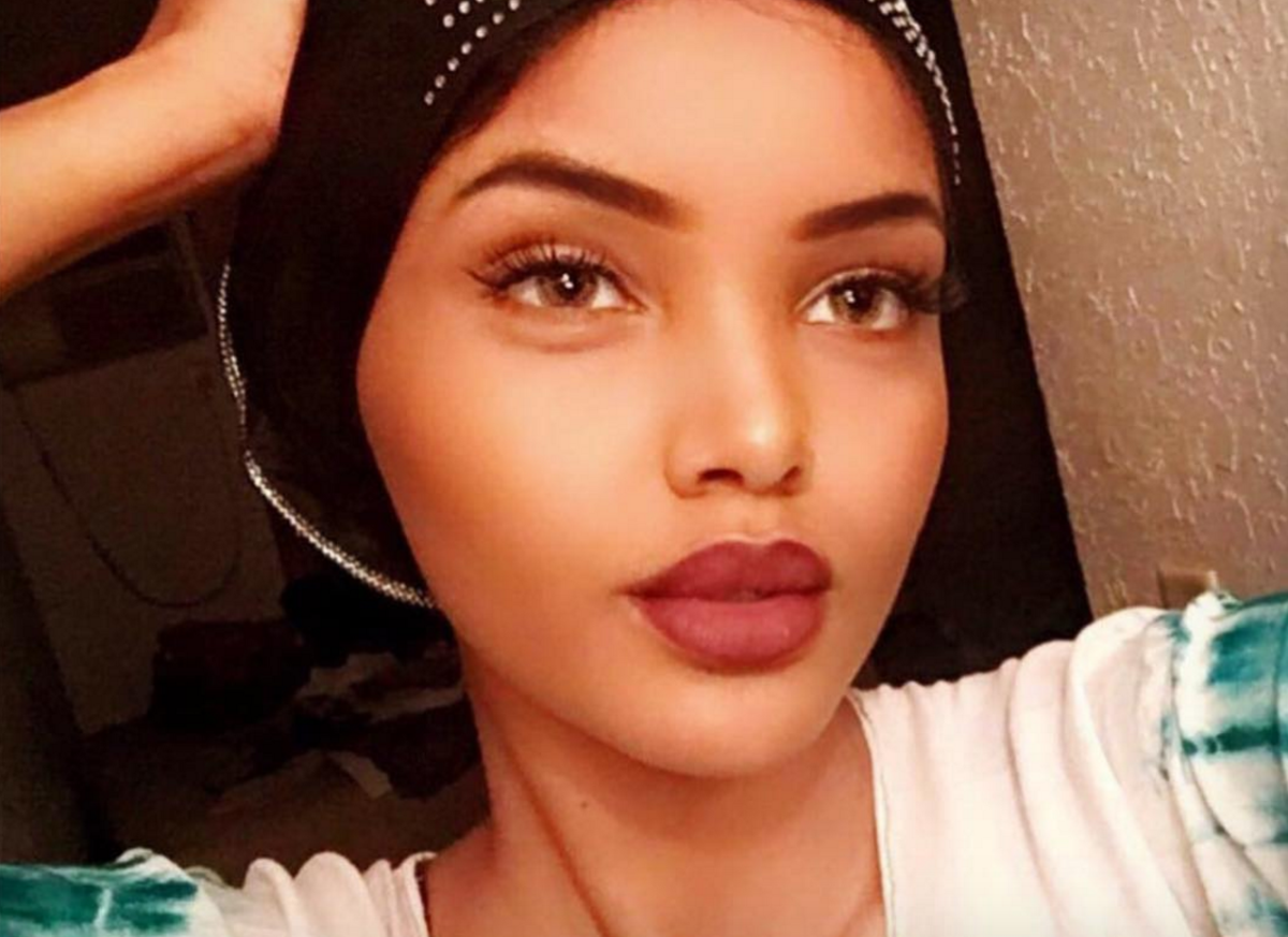 Hijab Wearing Model Signs With Img