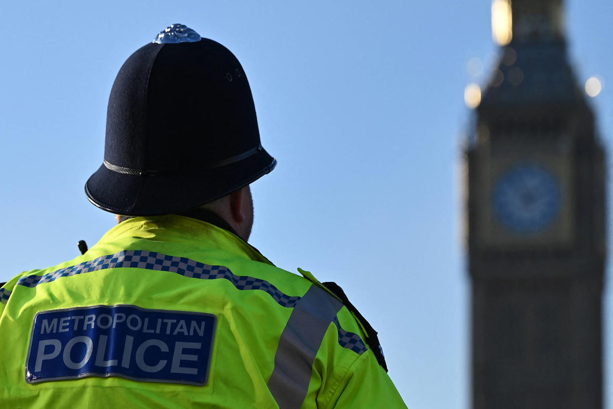 À Londres, la police serait « institutionnellement » raciste, misogyne et homophobe selon un nouveau rapport indépendant publié ce mardi 21 mars.A Metropolitan Police officer walks beside a protest march against the Islamic revolutionary Guard Corps (IRGC) near Big Ben and the Houses of Parliament, in central London, on January 21, 2023. (Photo by Justin TALLIS / AFP)