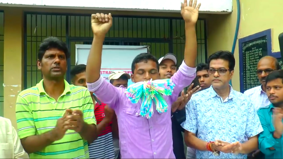 <em>Manoi Kumar Maharana broke the Guinness World Record for the amount of straws in his mouth (CEN)</em>