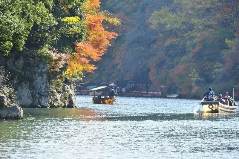 ▲想深度暢遊保津川峽谷絕對要坐一趟「保津川遊船」，以人力划動柳葉狀的小舟，一路從京都市龜岡順流而下到嵐山。（圖／翻攝自Klook）